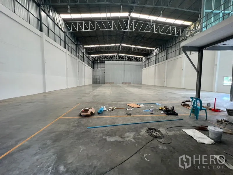 Warehouse for rent in Lat Krabang, Bangkok - Spacious warehouse interior with reinforced concrete floor, high steel truss roof, and clear open span.
