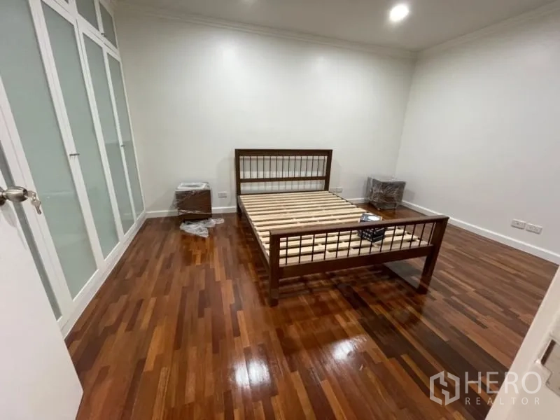 公寓 出租在Khlong Toei, Bangkok - 次卧，木质床架，光亮实木地板，整墙衣柜