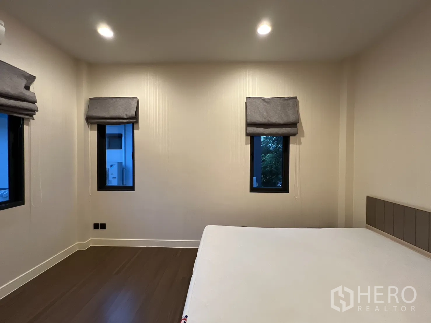 Detached House for rent or sale in Bang Kapi, Bangkok - Guest bedroom with wardrobe and multiple windows.