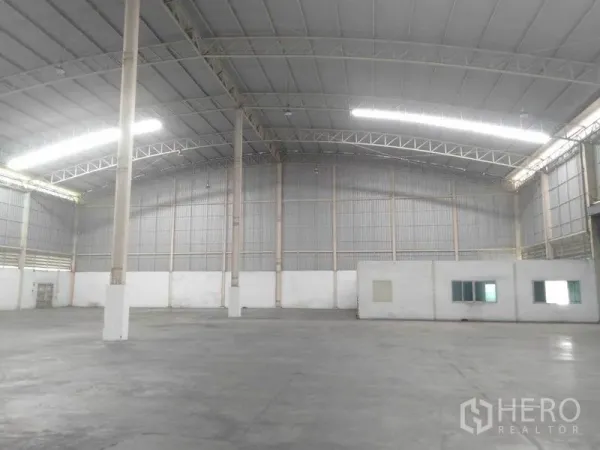 工厂 出租在Phra Nakhon Si Ayutthaya - 高挑立柱与金属包墙的工业空间，内置办公室窗户。
