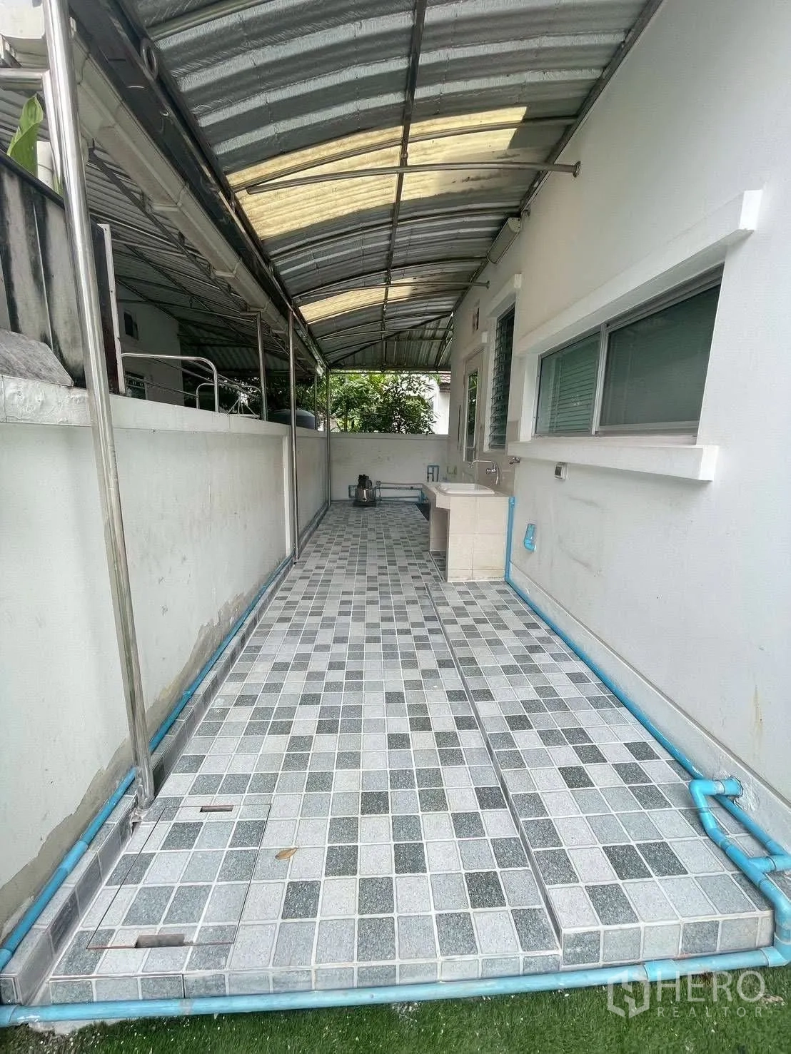 独立式住宅 出租或出售在Mueang Samut Prakan, Samut Prakan - 带顶棚的生活阳台，瓷砖地面，设洗涤水槽与管线。
