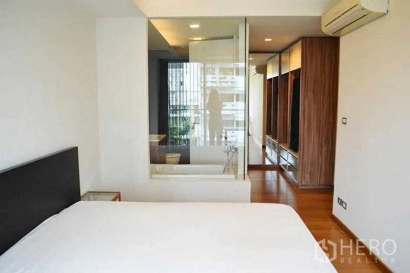 公寓 出租在Watthana, Bangkok - 主卧带玻璃隔断卫浴与内置衣柜。