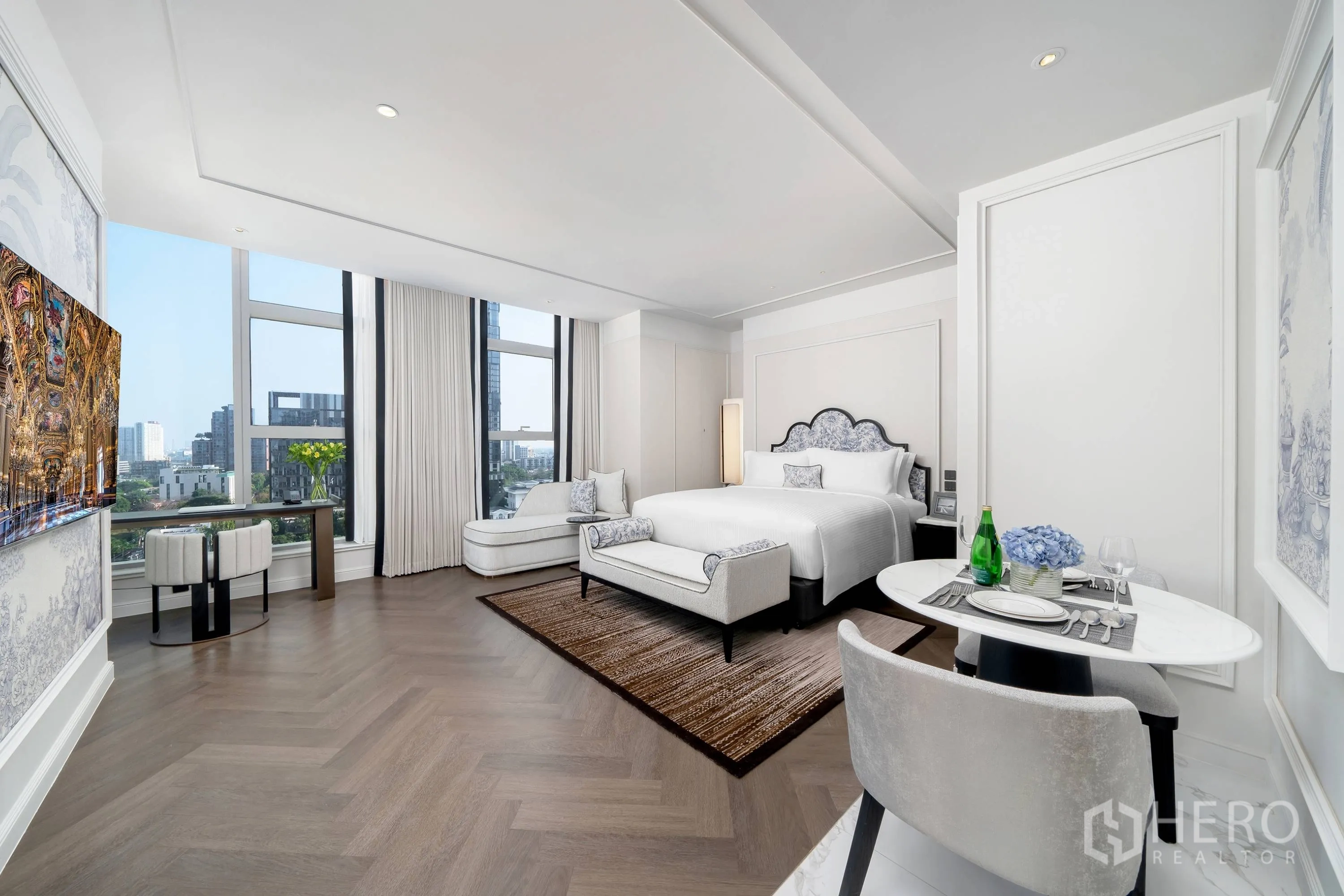 คอนโด for rent in Khlong Toei, Bangkok - ห้องนอนแบบเปิดโล่งสว่างไสว มีเดย์เบด มุมรับประทานอาหาร และหน้าต่างบานใหญ่