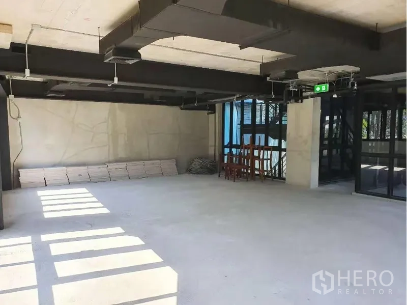 零售空间 出租在Khlong Toei, Bangkok - 大面积开放式零售空间，裸露风管与落地窗采光。