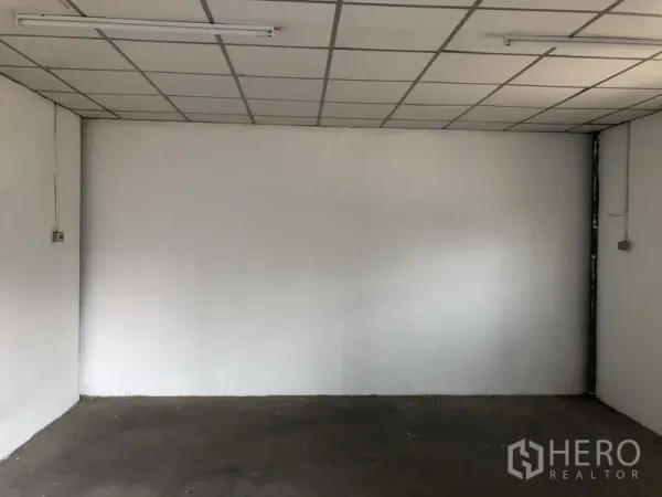 货栈 出租在Khlong Luang, Pathum Thani - 仓库内的小型办公室，吊顶与日光灯照明。