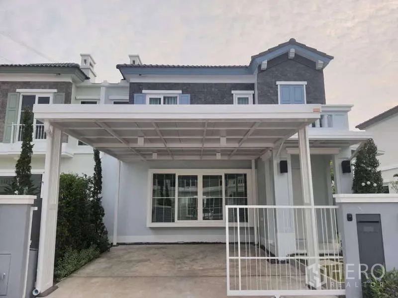 独立式住宅 出租或出售在Prawet, Bangkok - 两层独栋别墅外立面，带遮雨车棚与入户小门，位于曼谷Prawet。