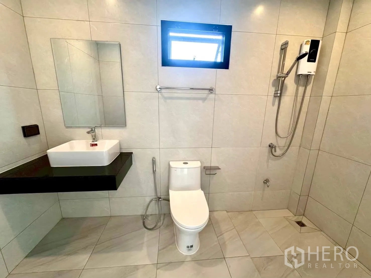家庭办公室 for rent in Wang Thonglang, Bangkok - 现代浴室，设台盆、座厕、毛巾架、窗户及带电热水器的淋浴区。
