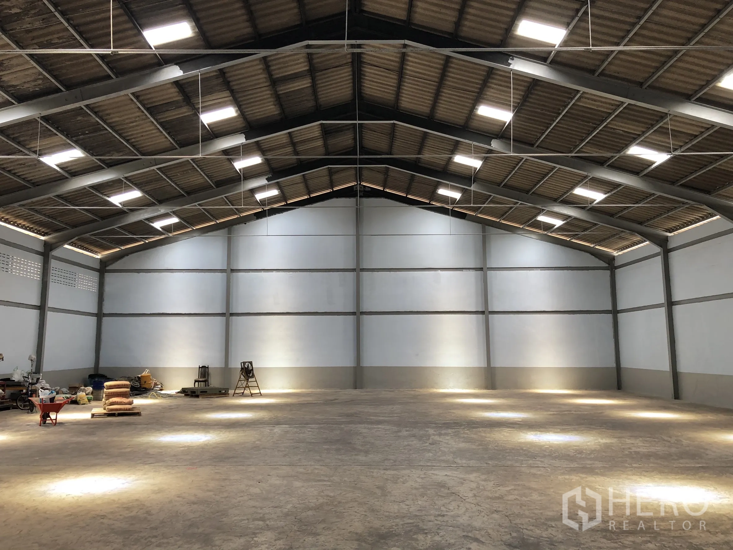 Factory for rent in Mueang Samut Prakan, Samut Prakan - Well-lit production area with multiple ceiling lights across the wide bay.