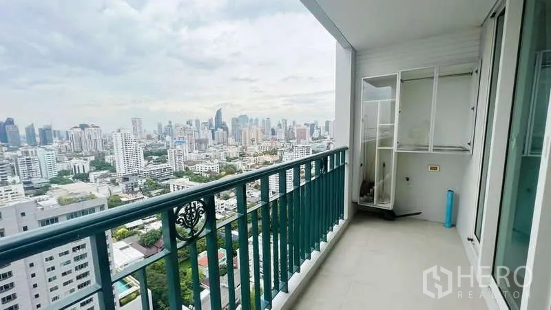 คอนโด ให้เช่าในWatthana, Bangkok - ระเบียงกว้างราวสีเขียว มุมมองพาโนรามาเหนือย่านทองหล่อ