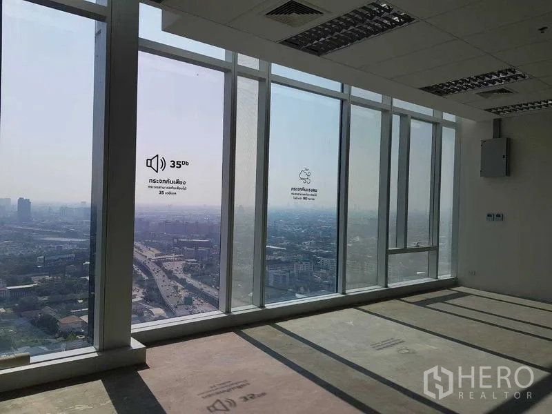 办公空间 出租 - 高挑落地窗俯瞰天际线与主干道，采光明亮。