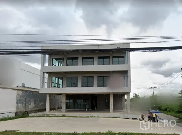 Home Office for rent in Lat Krabang, Bangkok - Three-storey modern home office with large windows and a wide concrete forecourt along a main road in Lat Krabang, Bangkok.