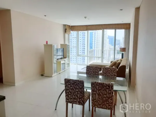 公寓 出租在Watthana, Bangkok - 明亮的客餐厅，玻璃餐桌，落地窗可赏城市天际线。