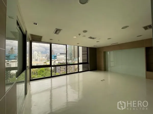 办公空间 出租在Bang Rak, Bangkok - 采光明亮的转角办公室，大窗俯瞰曼谷天际线