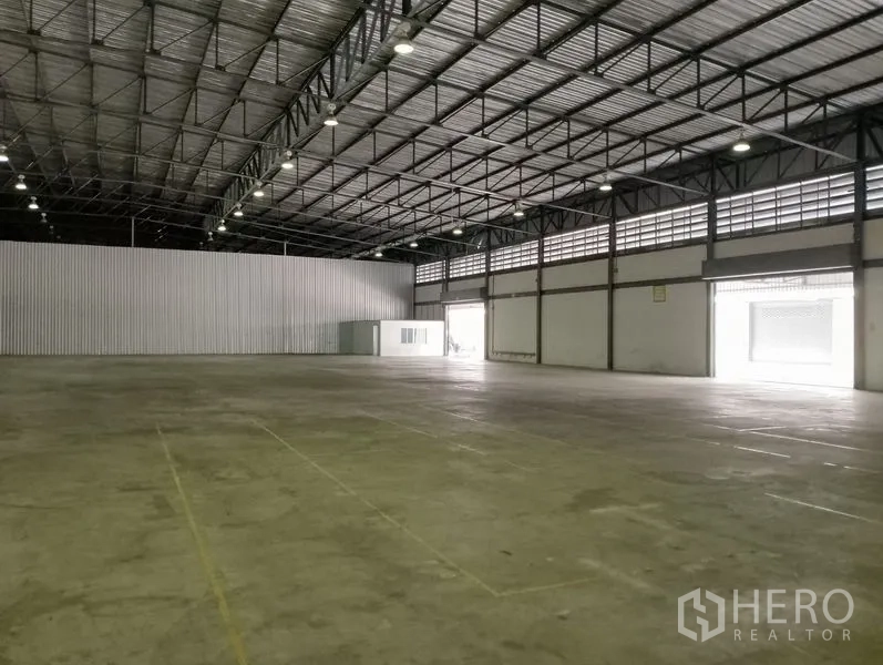คลังสินค้า ให้เช่าในBang Phli, Samut Prakan - พื้นโกดังกว้าง มีประตูขนถ่ายหลายจุดและช่องระบายอากาศด้านข้าง