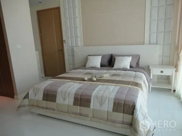公寓 出租在Khlong Toei, Bangkok - 舒适卧室，特大床、中性色调，床头柜，大窗户引入自然光。