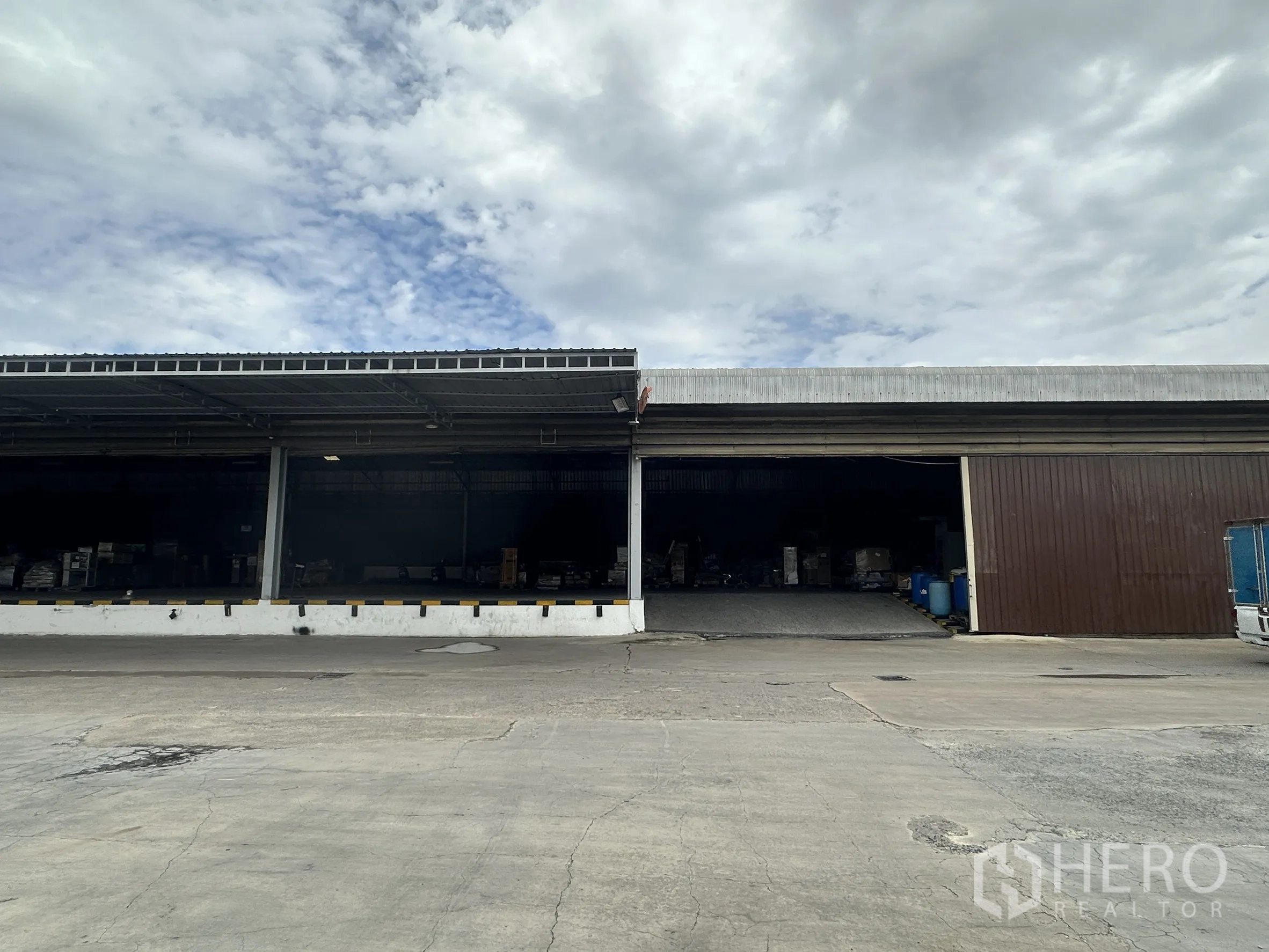 โรงงาน for rent in Lat Krabang, Bangkok - ด้านหน้าโรงงานมีท่าโหลดสินค้ามีหลังคา ชานยกของ และลานคอนกรีตกว้าง