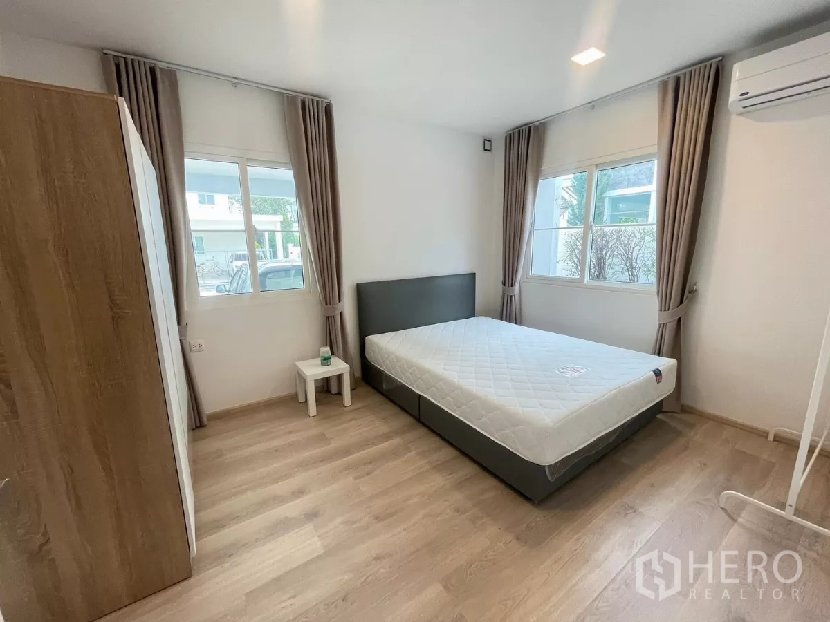 บ้าน ให้เช่าหรือขายในBang Phli, Samut Prakan - ห้องนอนชั้นล่างเตียงคู่ ตู้เสื้อผ้า และหน้าต่างมุมห้อง