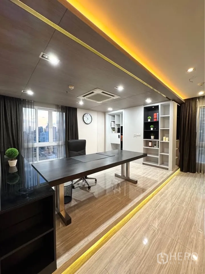 公寓 出租或出售在Khlong Toei, Bangkok - 家庭办公区，大书桌、内置书柜与城市景观窗。