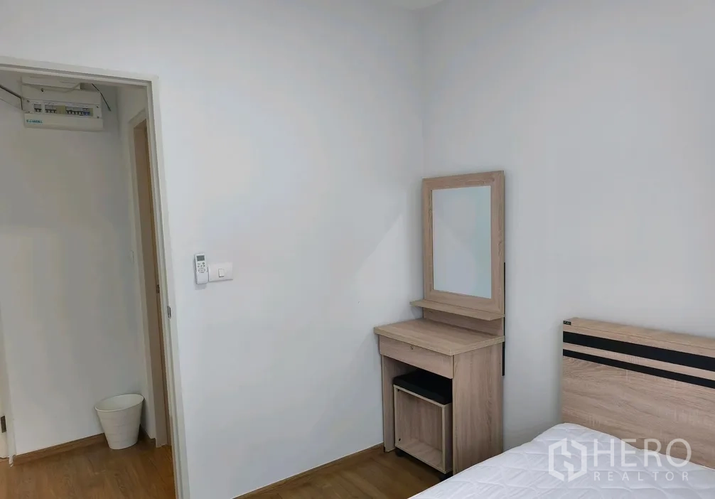 联排别墅 for rent in Bang Phli, Samut Prakan - 卧室一角，带木质梳妆台与床头。