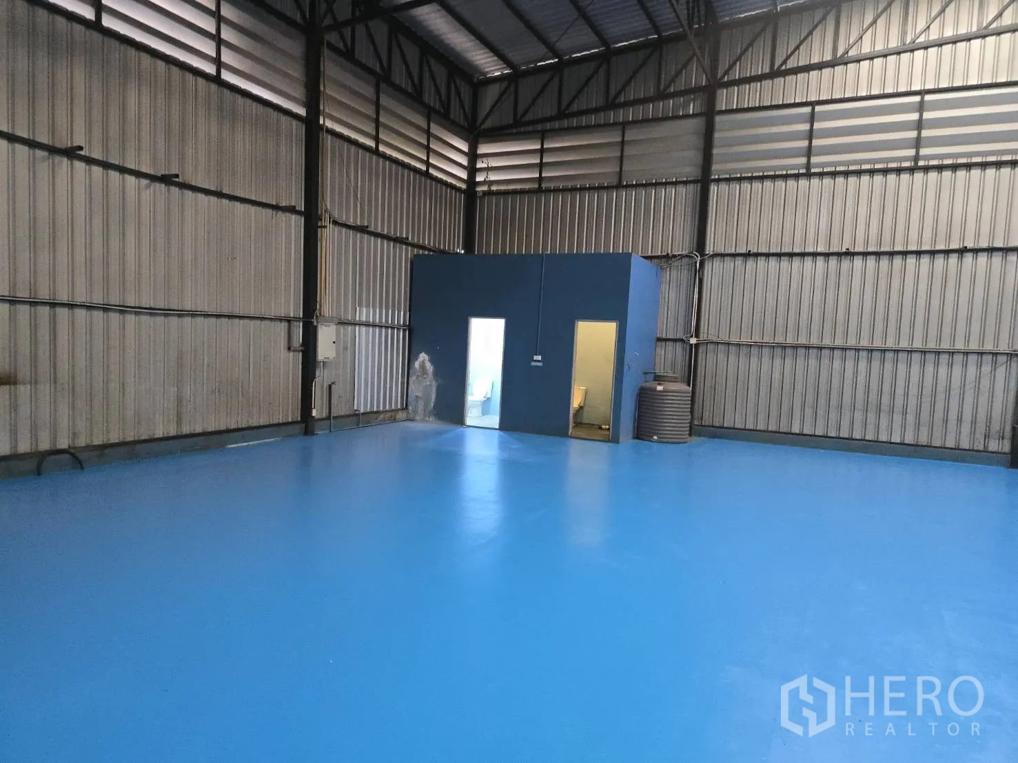 仓库 for rent in Bang Phli, Samut Prakan - 仓库远眺设备间与储水罐的视角。