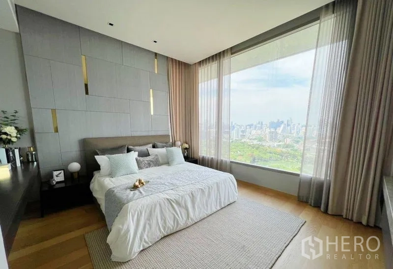 公寓 出租在Bang Rak, Bangkok - 明亮主卧，转角大窗，尽享公园与天际线全景。