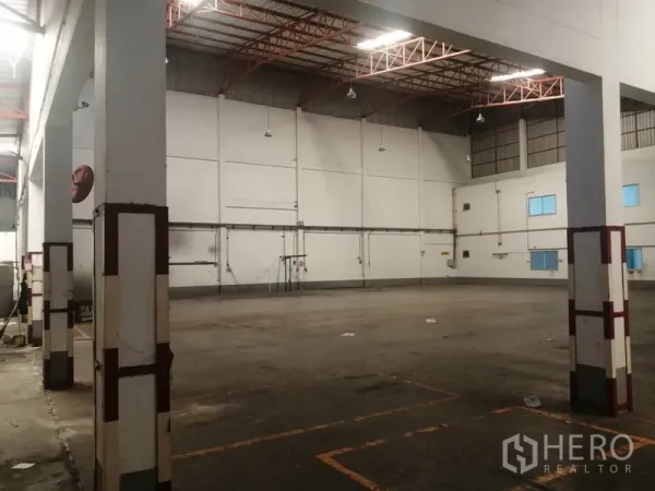 Factory for rent or sale in Bang Phli, Samut Prakan - Large open production floor with high-bay lights and wide column spacing for forklifts.