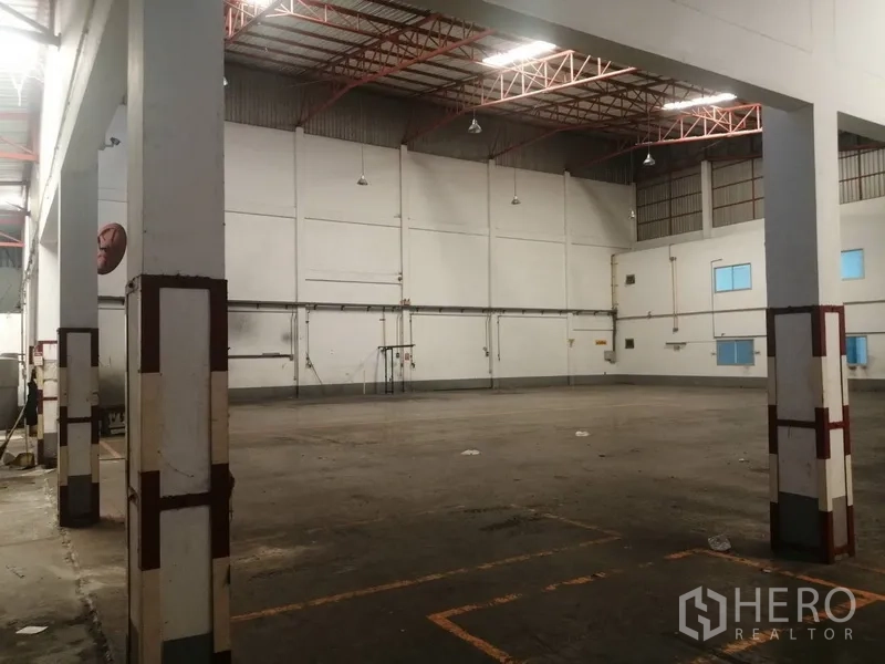 Factory for rent or sale in Bang Phli, Samut Prakan - Large open production floor with high-bay lights and wide column spacing for forklifts.