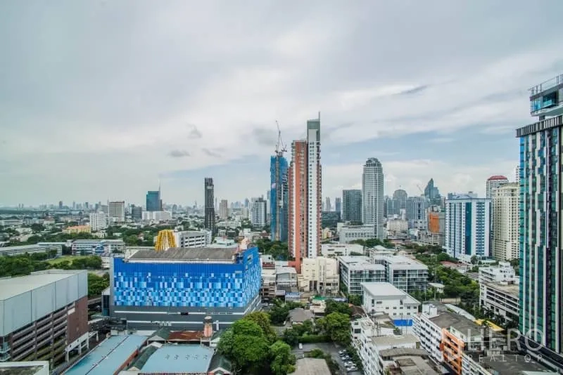 公寓 出租或出售在Watthana, Bangkok - 高楼层俯瞰Ekkamai与素坤逸天际线的城市景观。