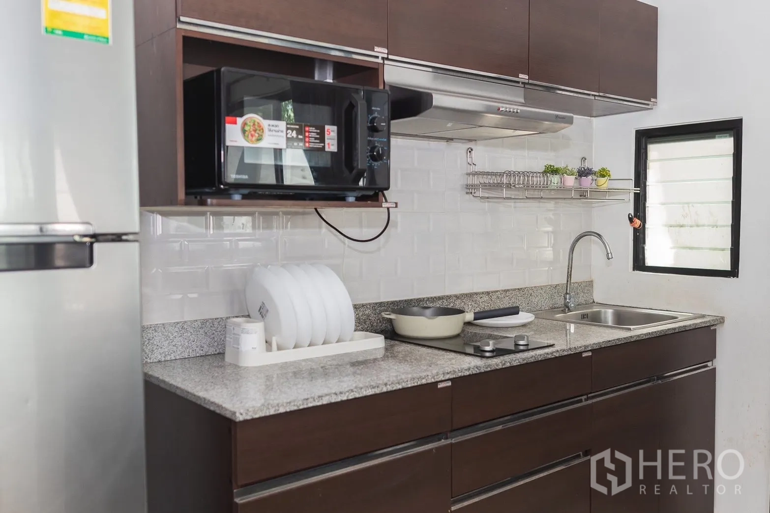 ทาวน์เฮาส์ for rent in Bang Phli, Samut Prakan - ครัวเคาน์เตอร์หินแกรนิต อ่างล้างจาน เตา และไมโครเวฟ