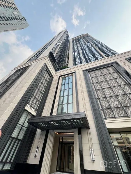 Condominium for rent in Ratchathewi, Bangkok - Grand exterior facade of The Address Siam high-rise viewed from street level.
