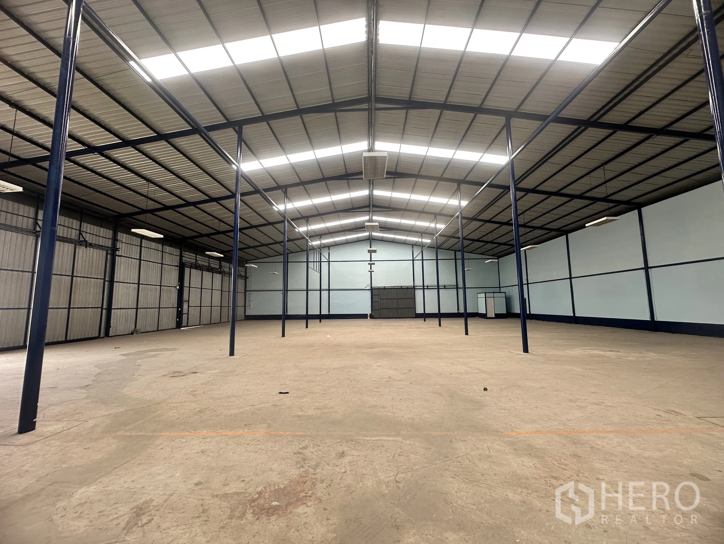 โกดัง for rent in Lat Krabang, Bangkok - ฮอลล์เก็บของกว้าง เสาเหล็กเรียงตัวและโคมไฟเพดาน พร้อมผนังบานเลื่อน