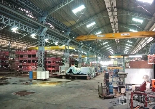 工厂 出售在Bang Phli, Samut Prakan - 车间通道，存储货架与黄色行车。