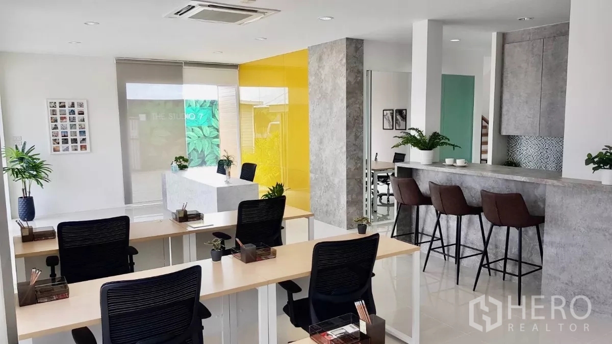 货栈 出售在Lam Luk Ka, Pathum Thani - 开放办公区，共享工位、吧台与定制柜。