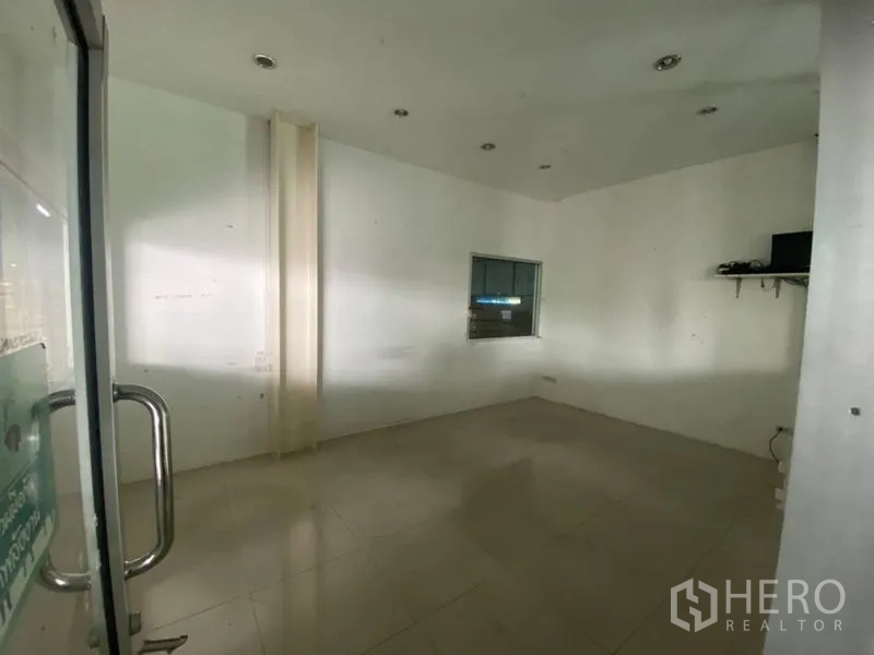 Factory for rent or sale in Lam Luk Ka, Pathum Thani - Empty private office room with tiled floor and recessed ceiling lights.