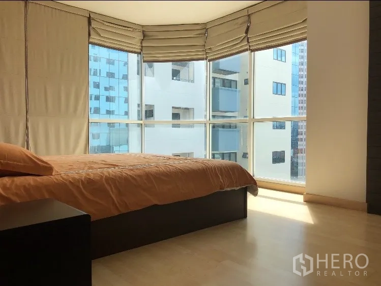 คอนโด ให้เช่าในWatthana, Bangkok - ห้องนอนมุมพร้อมกระจกเต็มผนัง ม่านโรมัน และพื้นไม้สีอ่อน