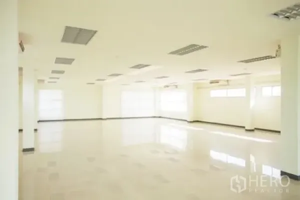 工厂 出租在Bang Pakong, Chachoengsao - 明亮的开放式办公/生产空间，瓷砖地面、荧光灯、窗户与空调。
