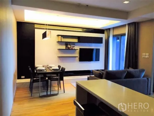 คอนโด ให้เช่าในWatthana, Bangkok - ห้องนั่งเล่นและรับประทานอาหารแบบเปิดโล่ง มีทีวีติดผนัง ชั้นลอย ไฟซ่อน และพื้นไม้ ใกล้รถไฟฟ้า BTS นานา