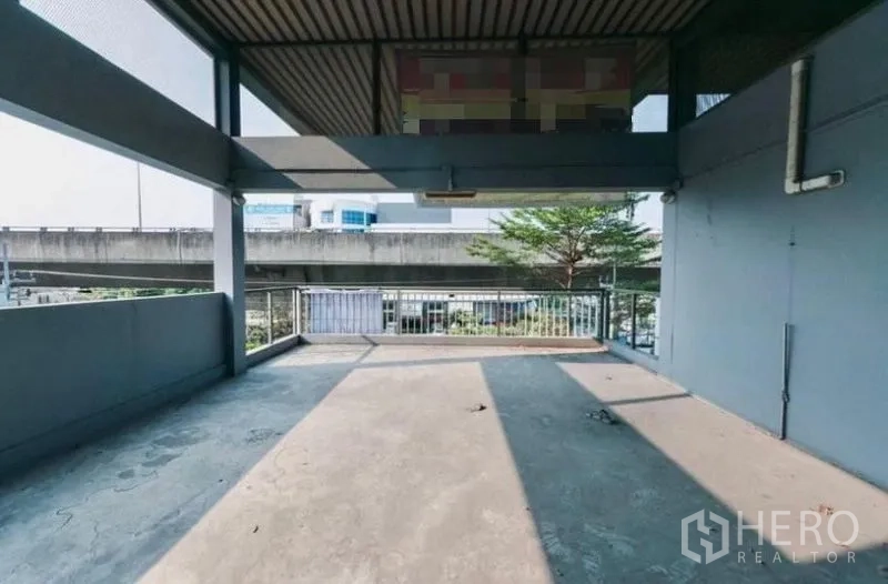 สำนักงานที่บ้าน ให้เช่าหรือขาย - ระเบียงชั้นบนขนาดใหญ่มีหลังคาและราวกั้น หันหน้าไปทางทางยกระดับ