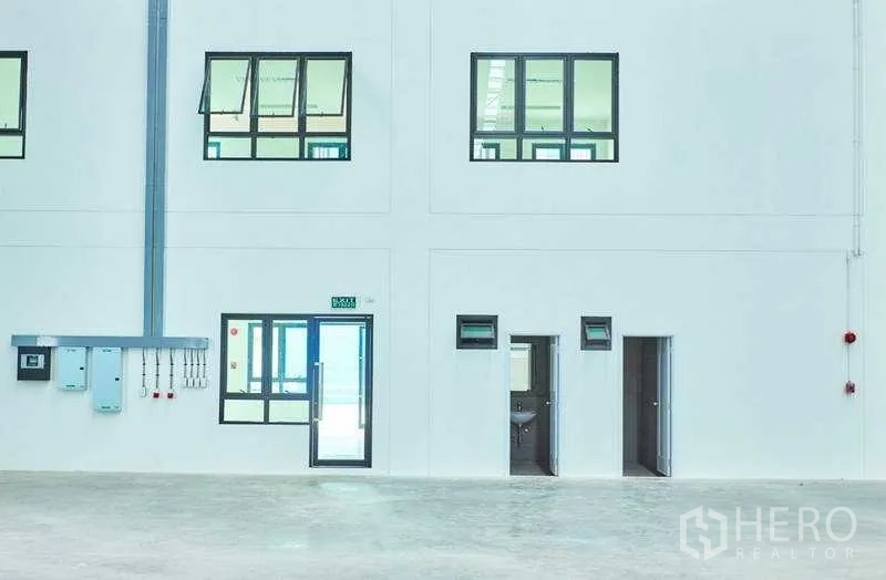 Factory for rent in Bang Phli, Samut Prakan - Internal office facade with windows, doors and electrical panels in the warehouse