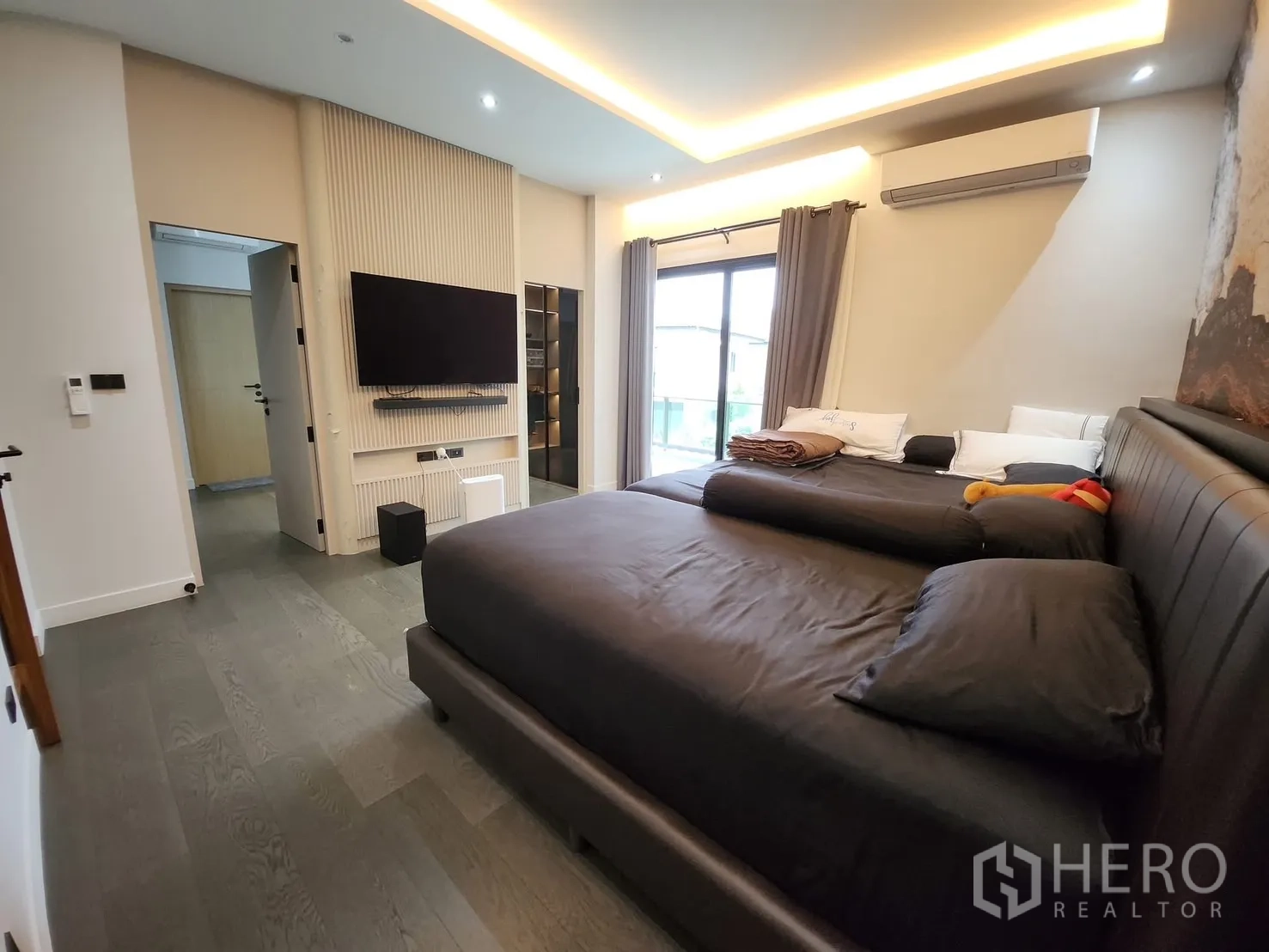 บ้าน ให้เช่าในBang Phli, Samut Prakan - ห้องนอนอบอุ่น ทีวีติดผนัง ผนังตกแต่งและประตูระเบียง