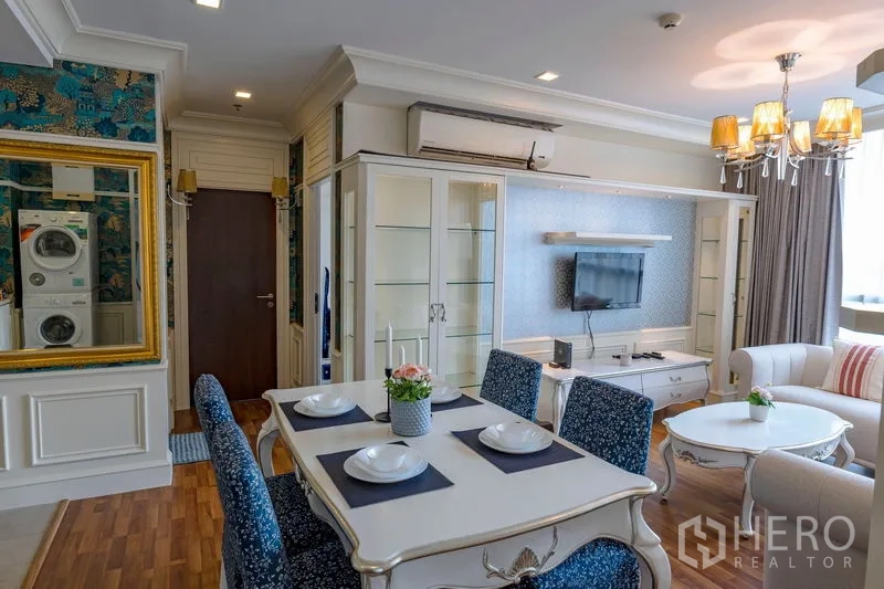 คอนโด ให้เช่าในWatthana, Bangkok - พื้นที่นั่งเล่น–ทานอาหารแบบเปิด ตู้โชว์กระจก โคมระย้า แอร์ และผนังกระจกกรอบทอง