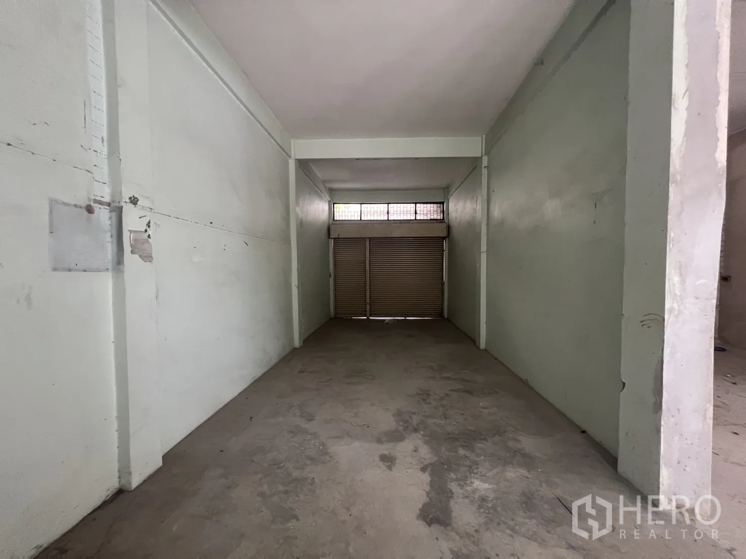 ตึกแถว for rent in Bang Rak, Bangkok - ห้องแคบพร้อมประตูม้วนและพื้นคอนกรีต
