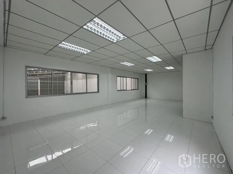 工厂 出租在Khlong Luang, Pathum Thani - 夹层大办公室，通过内窗可眺望厂房空间。