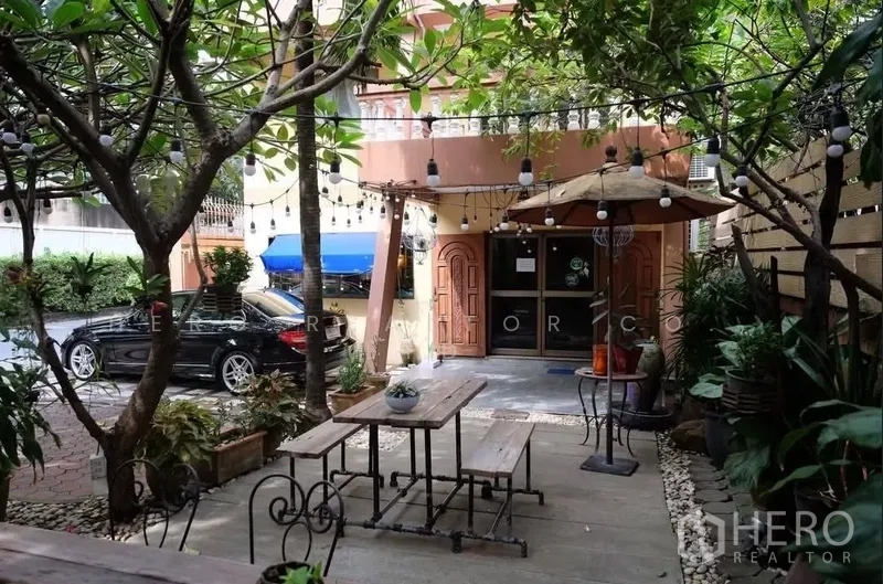 บ้าน ให้เช่าในWatthana, Bangkok - ลานกลางบ้านมีโต๊ะปิกนิก ไฟประดับใต้ต้นไม้ ทางเข้าอาคารและที่จอดรถด้านข้าง