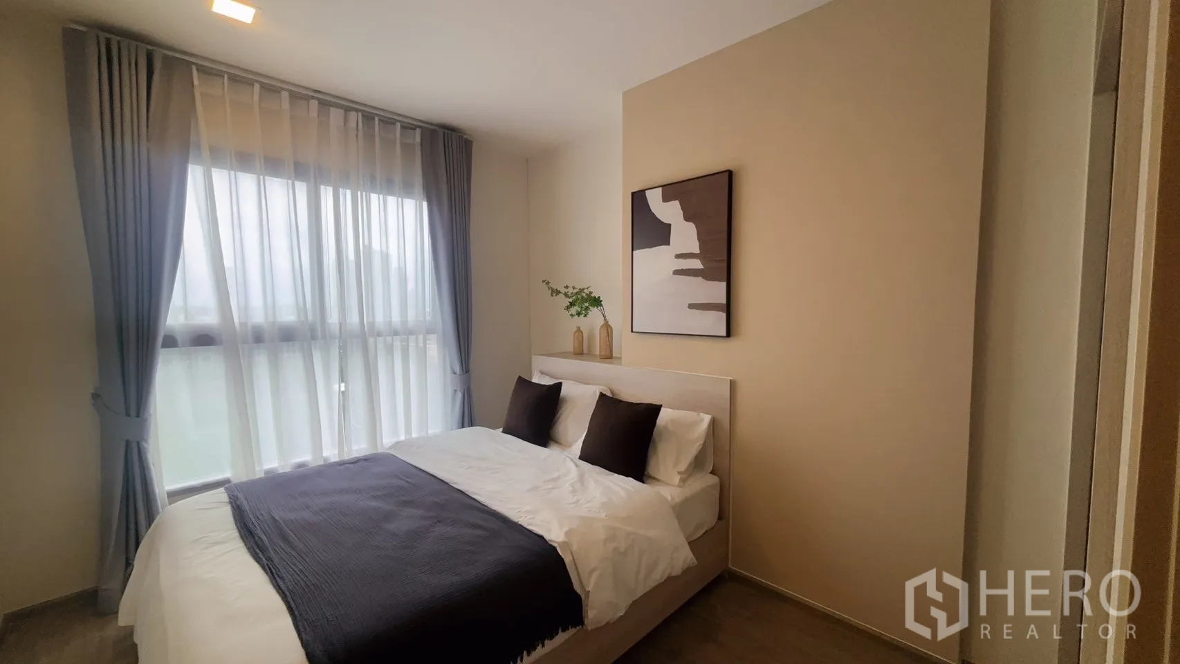 公寓 for rent in Watthana, Bangkok - 卧室配双人床、床头装饰画与大窗纱帘。