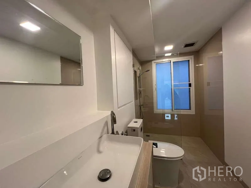 带办公室的家 出租在Khlong Toei, Bangkok - 现代卫浴，长台盆、坐便器与玻璃淋浴间并设窗户。
