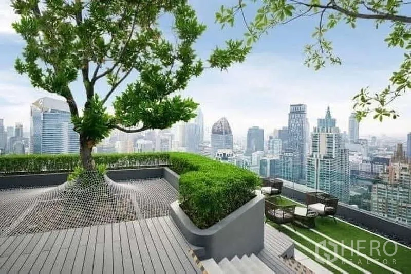 公寓 出租或出售在Pathum Wan, Bangkok - 屋顶露台设座椅与绿篱，俯瞰Ploenchit天际线