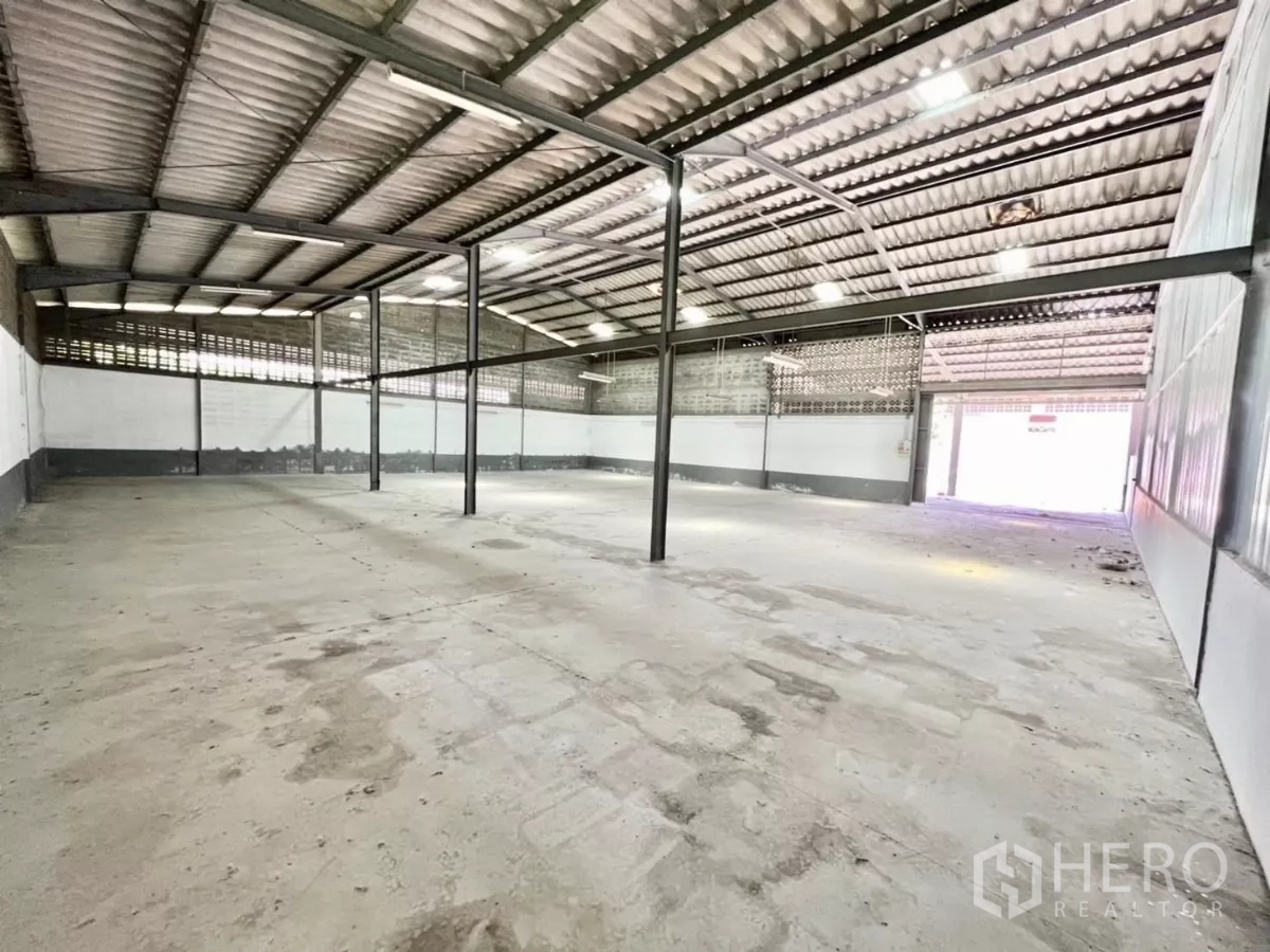 Warehouse for rent in Mueang Samut Prakan, Samut Prakan - Warehouse hall showing steel columns, wide entrance and bright open storage area.