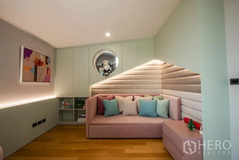 บ้าน ขายในSaphan Sung, Bangkok - ห้องลูกเล่นโทนพาสเทล โซฟาบิวท์อิน ผนังซับเสียงและพื้นที่เก็บของ