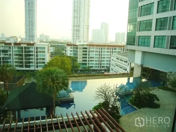 คอนโด ให้เช่าในKhlong San, Bangkok - มุมสูงของสระว่ายน้ำล้อมสวนและวิวเมืองจากคอนโดเขตคลองสาน